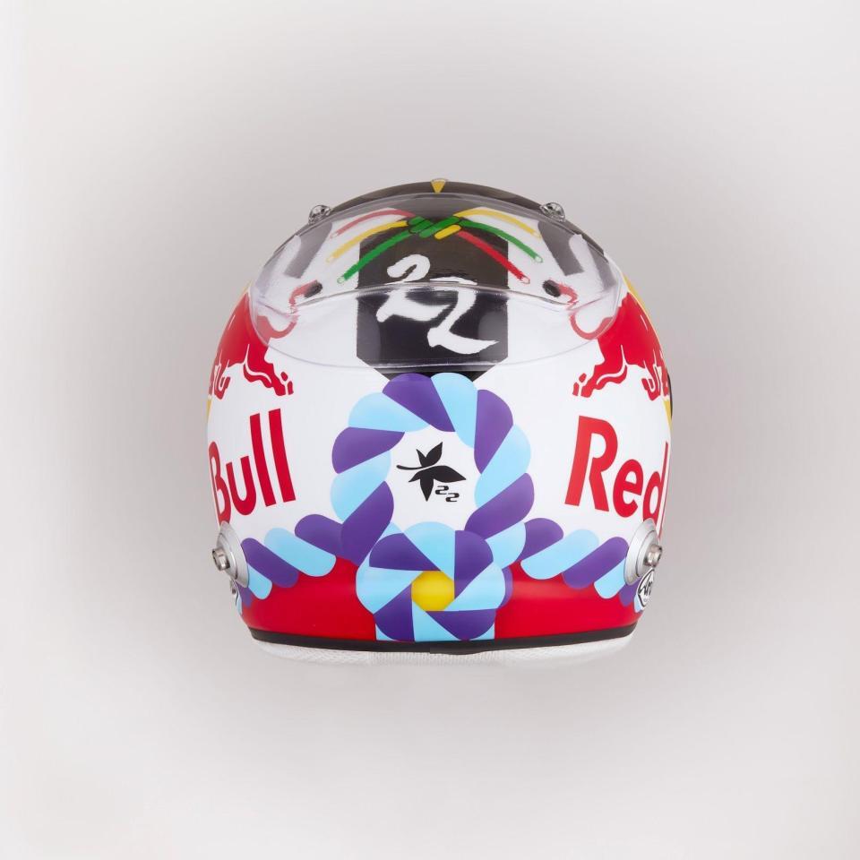　市川團十郎が監修した角田裕毅がＦ１日本ＧＰで使用する特別デザインヘルメットが公開。テーマは「ＫＡＢＵＫＩ」