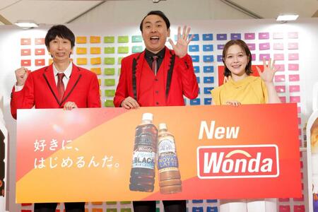 　「はじまり」のトークを行った村重杏奈（右）とアンガールズ