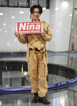 　新曲をＰＲする真田ナオキ