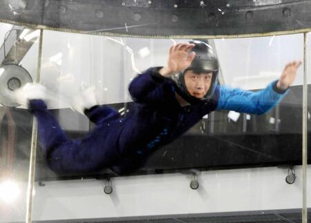 　高所恐怖症を克服するべくインドア・スカイダイビングに挑戦する真田ナオキ