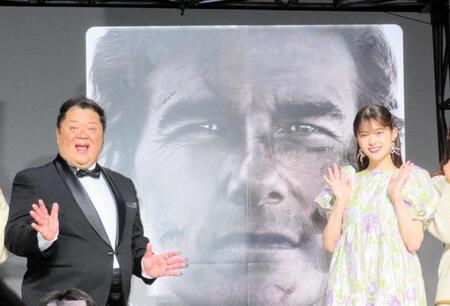 　笑顔の小杉竜一（左）と松村沙友理