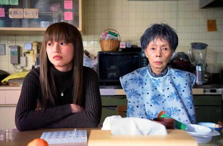 　研ナオコ（右）と中尾有伽（Ｃ）役式