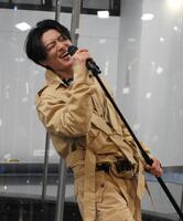 　新曲を熱唱する真田ナオキ