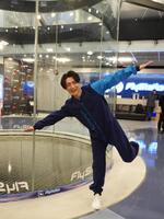 　高所恐怖症を克服するべくインドアスカイダイビングに挑戦した真田ナオキ