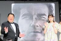 　笑顔の小杉竜一（左）と松村沙友理