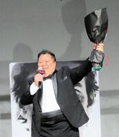 　「ヒーハー！」と笑顔を浮かべる小杉竜一