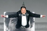 　アクションをマネする小杉竜一