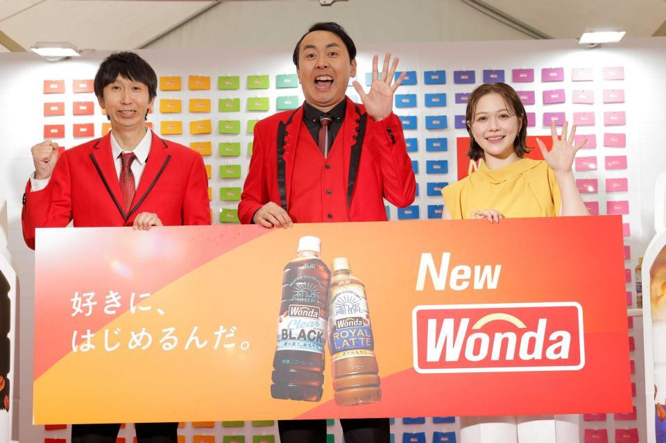 　「はじまり」のトークを行った村重杏奈（右）とアンガールズ