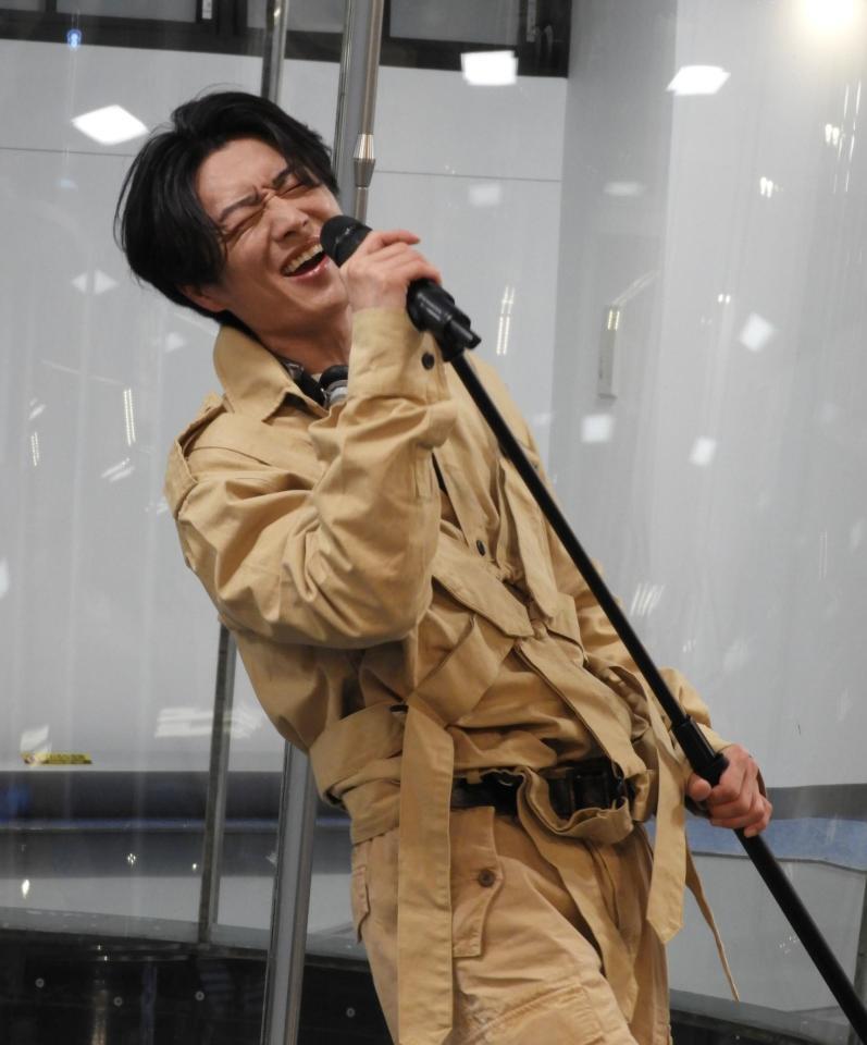 　新曲を熱唱する真田ナオキ