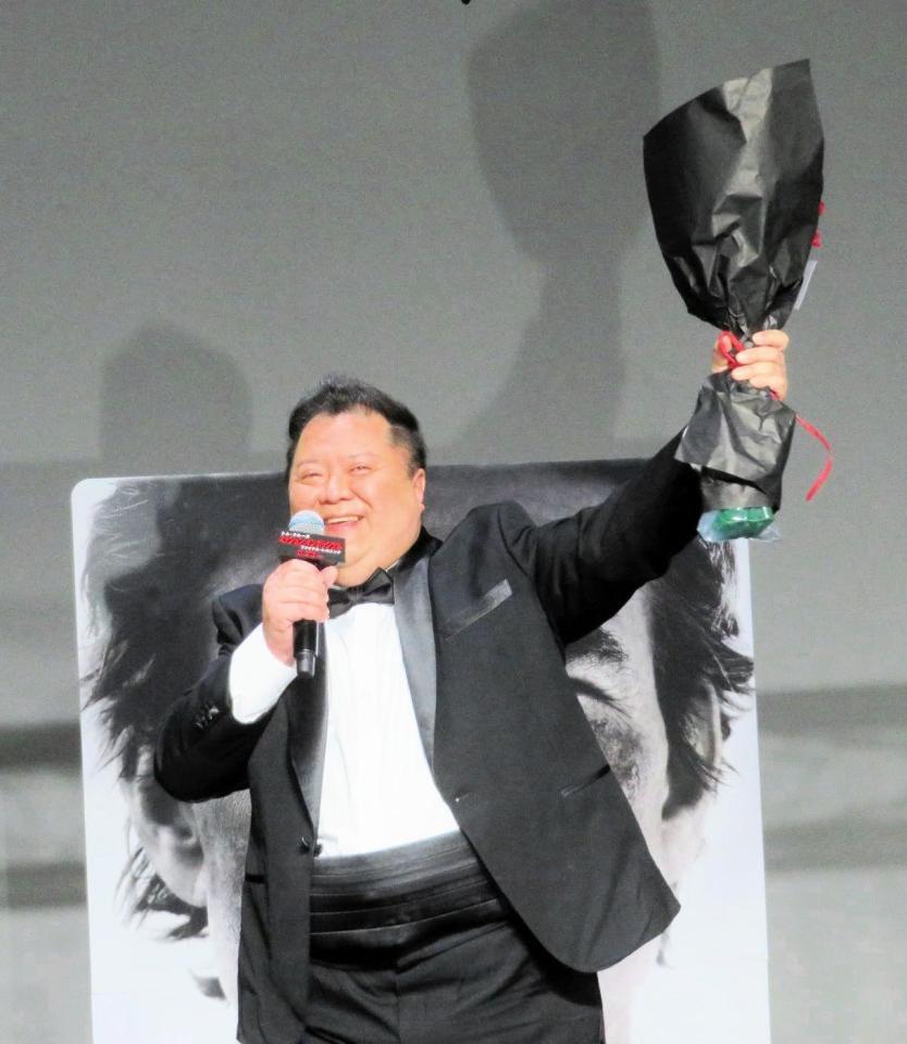 　「ヒーハー！」と笑顔を浮かべる小杉竜一