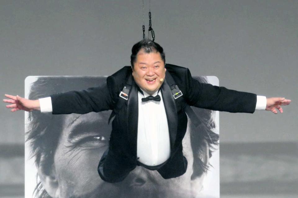 　アクションをマネする小杉竜一