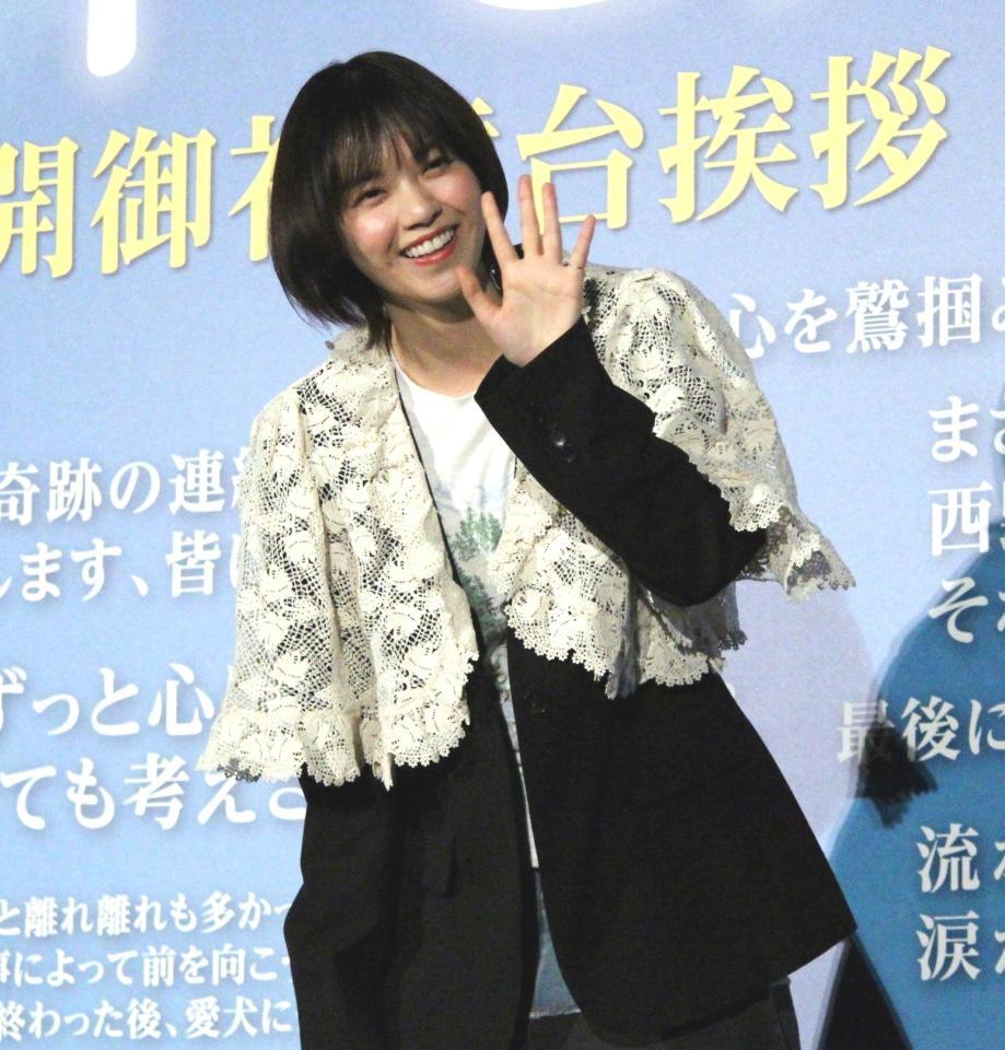 笑顔を見せる西野七瀬