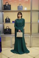 　オードリー・ヘプバーンが愛用したバッグ「リヴィエラ」を手に笑顔の吉岡里帆