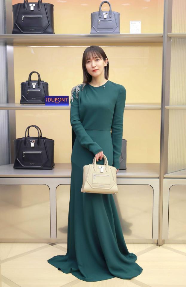 　オードリー・ヘプバーンが愛用したバッグを持つ吉岡里帆