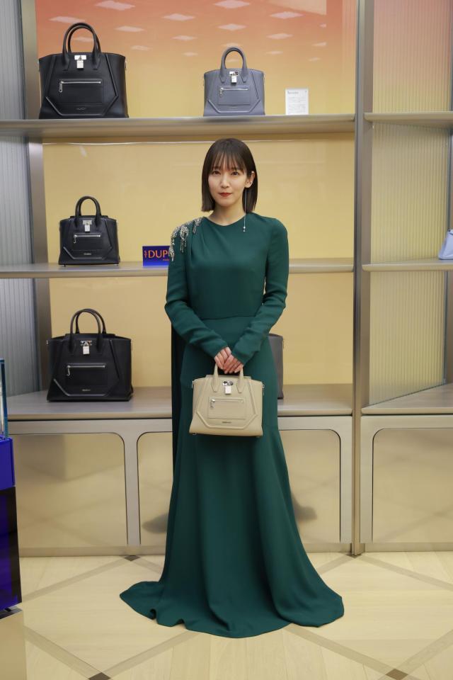 　オードリー・ヘプバーンが愛用したバッグ「リヴィエラ」を手に笑顔の吉岡里帆