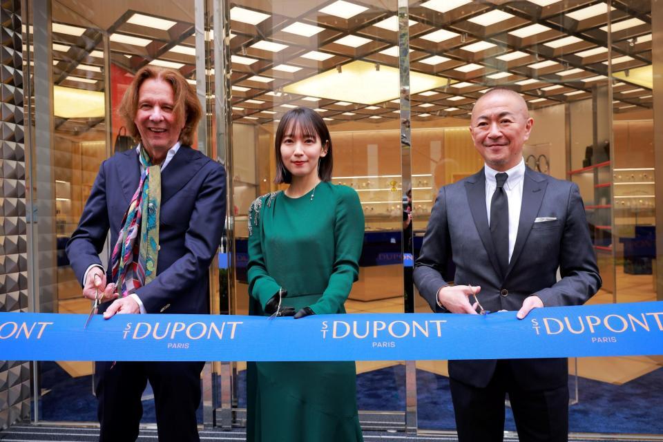 　テープカットに出席した吉岡里帆（中央）