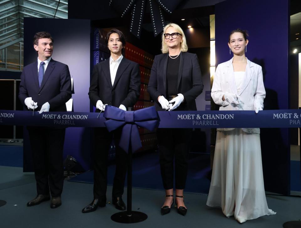 　テープカットする（左から）ブルノ・イヴォン氏、山下智久、シビレ・シェラー氏、トラウデン直美（撮影・金田祐二）