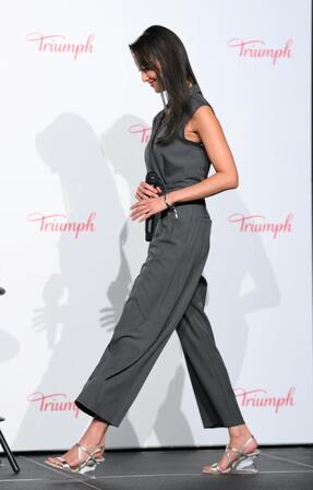 　美脚が映えるグレーのパンツスーツで登場した菜々緒（撮影・伊藤笙子）