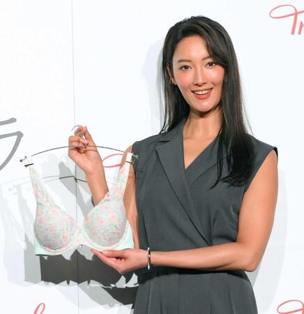 　商品を手にする菜々緒（撮影・伊藤笙子）