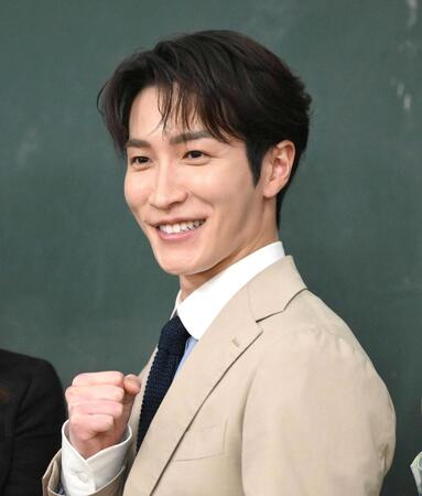 　笑顔でポーズをとる渡辺翔太（撮影・堀内翔）