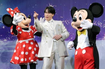 　ミッキーマウス（右）、ミニーマウス（左）とポーズを決める宮舘涼太（撮影・吉澤敬太）