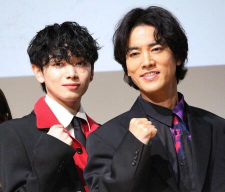　ガッツポーズする桐谷健太（右）と宮世琉弥