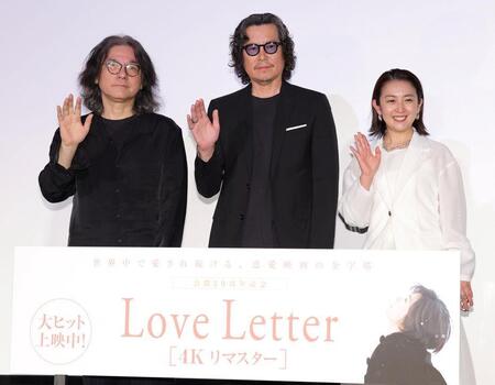 　手を振る（左から）岩井俊二監督、豊川悦司、酒井美紀（撮影・吉澤敬太）