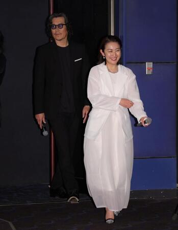 　豊川悦司（左）と登場した酒井美紀（撮影・吉澤敬太）