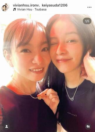 仲良し２ショット。保田圭のインスタグラム＠ｋｅｉｙａｓｕｄａ１２０６、ビビアン・スーのインスタグラム＠ｖｉｖｉａｎｈｓｕ．ｉｒｏｎｖより