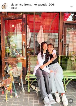 仲良し２ショット。保田圭のインスタグラム＠ｋｅｉｙａｓｕｄａ１２０６、ビビアン・スーのインスタグラム＠ｖｉｖｉａｎｈｓｕ．ｉｒｏｎｖより