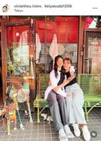 仲良し２ショット。保田圭のインスタグラム＠ｋｅｉｙａｓｕｄａ１２０６、ビビアン・スーのインスタグラム＠ｖｉｖｉａｎｈｓｕ．ｉｒｏｎｖより