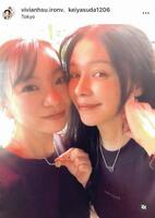 仲良し２ショット。保田圭のインスタグラム＠ｋｅｉｙａｓｕｄａ１２０６、ビビアン・スーのインスタグラム＠ｖｉｖｉａｎｈｓｕ．ｉｒｏｎｖより