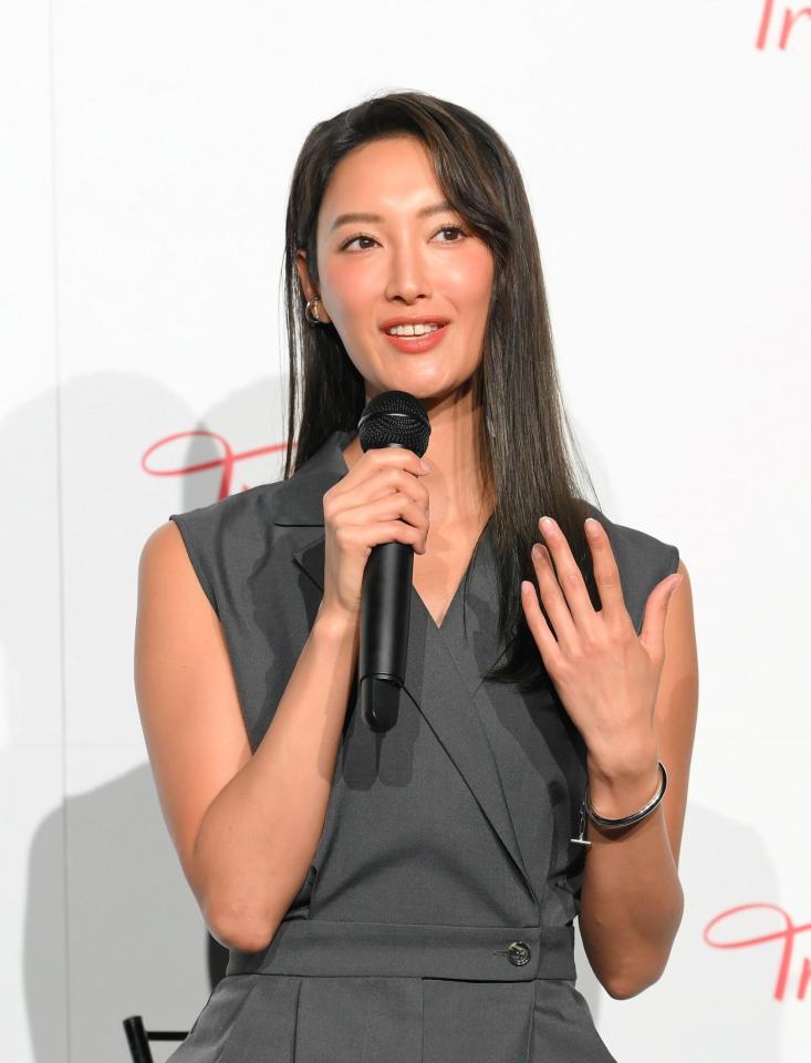 　トリンプ「ハイブリット・ブラ」記者発表会で下着のつけごこちについて語る菜々緒（撮影・伊藤笙子）
