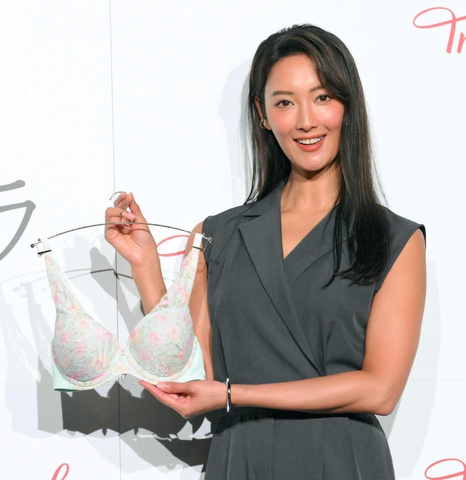 　商品を手にする菜々緒（撮影・伊藤笙子）