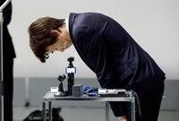 　報道陣の前で謝罪する大多亮氏