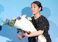 　長尾謙杜から花束を贈られ驚く當真あみ（撮影・吉澤敬太）