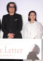 登壇した豊川悦司（左）と酒井美紀＝ＴＯＨＯシネマズ日比谷（撮影・吉澤敬太）