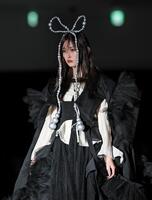 　ランウェイを歩くゆうちゃみ（撮影・石井剣太郎）