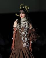 　ランウェイを歩く本田紗来（撮影・石井剣太郎）