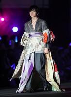 　ランウェイを歩く寺田心（撮影・石井剣太郎）