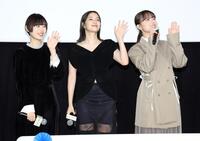 　客席に向かい手を振る（左から）杉咲花、広瀬すず、清原果耶（撮影・棚橋慶太）