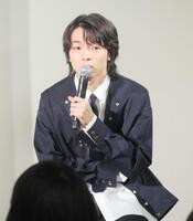 　自身の楽曲について解説するｉｍａｓｅ＝東京・バンタンミュージックアカデミー　ＰＯＷＥＲＥＤ　ＢＹ　ユニバーサルミュージック