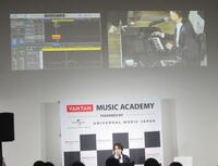 　機材を手に楽曲制作の過程を生披露したｉｍａｓｅ＝東京・バンタンミュージックアカデミー　ＰＯＷＥＲＥＤ　ＢＹ　ユニバーサルミュージック