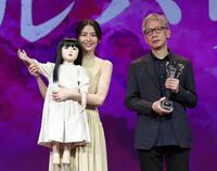 　映画「ドールハウス」のがい旋報告会に登場した長澤まさみ（左）と矢口史靖監督＝東京・東京ポートシティ竹芝（撮影・佐々木彰尚）