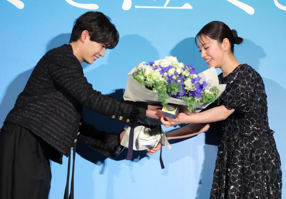 　サプライズで當真あみ（右）に花束を贈る長尾謙杜（撮影・吉澤敬太）