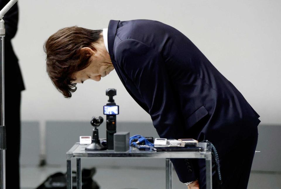 　報道陣の前で謝罪する大多亮氏