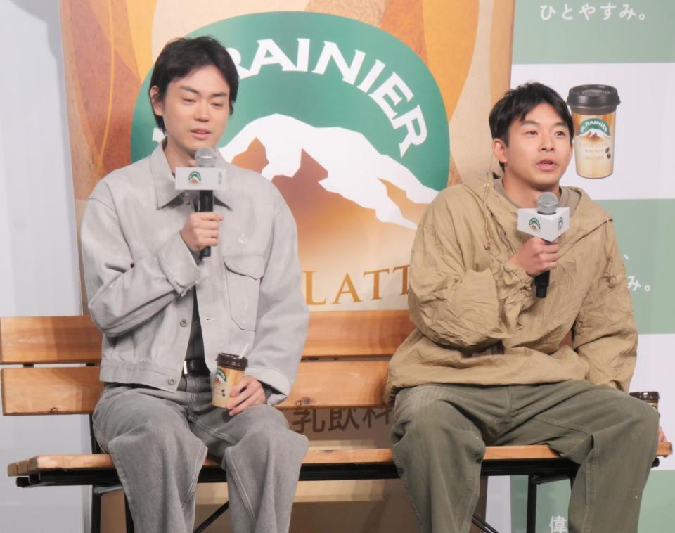 　ベンチでくつろぎながらトークを展開した菅田将暉（左）と仲野太賀