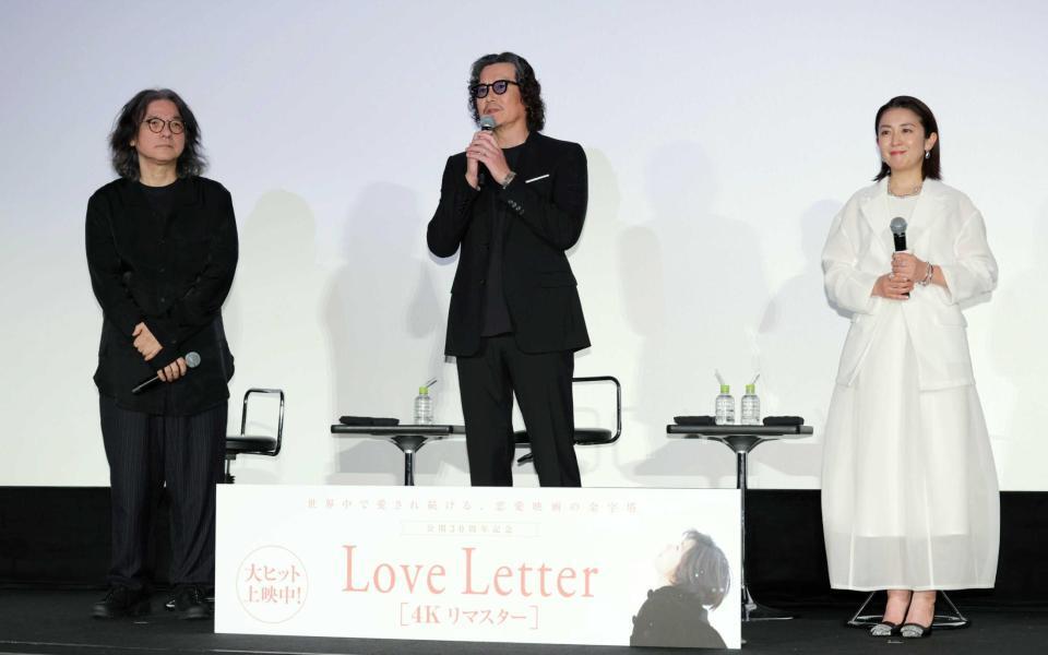 　登壇した（左から）岩井俊二監督、豊川悦司、酒井美紀