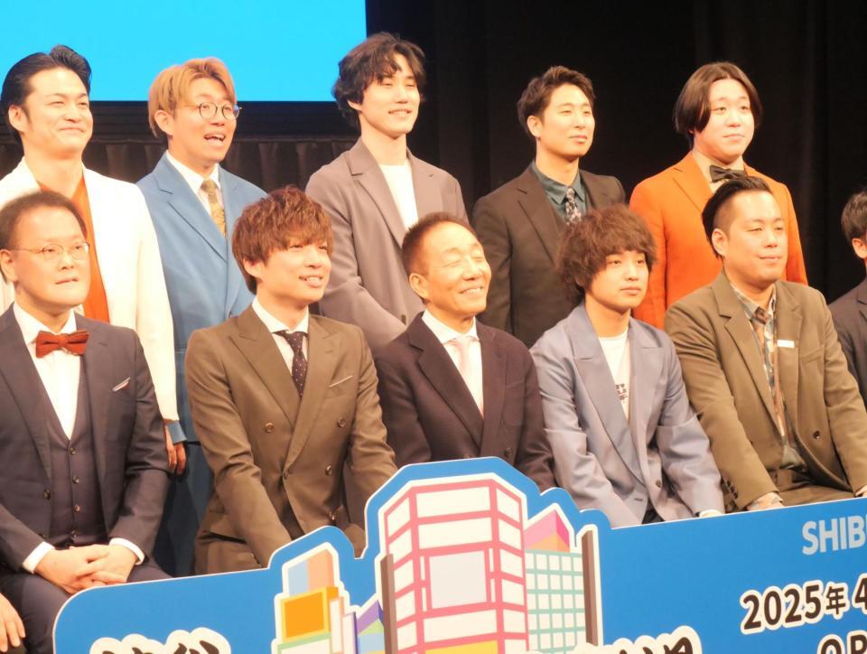 　撮影に応じた（左から）アインシュタイン・稲田直樹、河井ゆずる、中田カウス、エバース・佐々木隆史、町田和樹（後列同）ケビンス・山口コンボイ、ナイチンゲールダンス・中野なかるてぃん、ヤス、金魚番長・箕輪智征、古市勇介