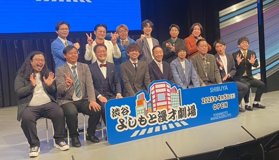 　撮影に応じた（左から）カゲヤマ・タバやん。、益田康平、アインシュタイン・稲田直樹、河井ゆずる、中田カウス、エバース・佐々木隆史、町田和樹、さや香・新山、石井（後列同）ケビンス・仁木恭平、山口コンボイ、ナイチンゲールダンス・中野なかるてぃん、ヤス、金魚番長・箕輪智征、古市勇介